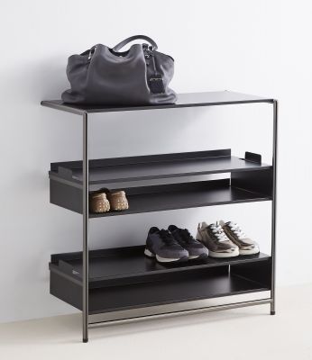 Schwarzes Mox Pool 82 Anlehnregal mit Schuhen und Tasche. Spezialtablaren für flexible Nutzung.